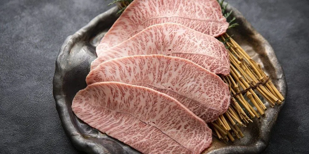 「匠 takumi 套餐」享用極上黑毛和牛沙朗牛排以及厚切極品牛舌等,全15道料理