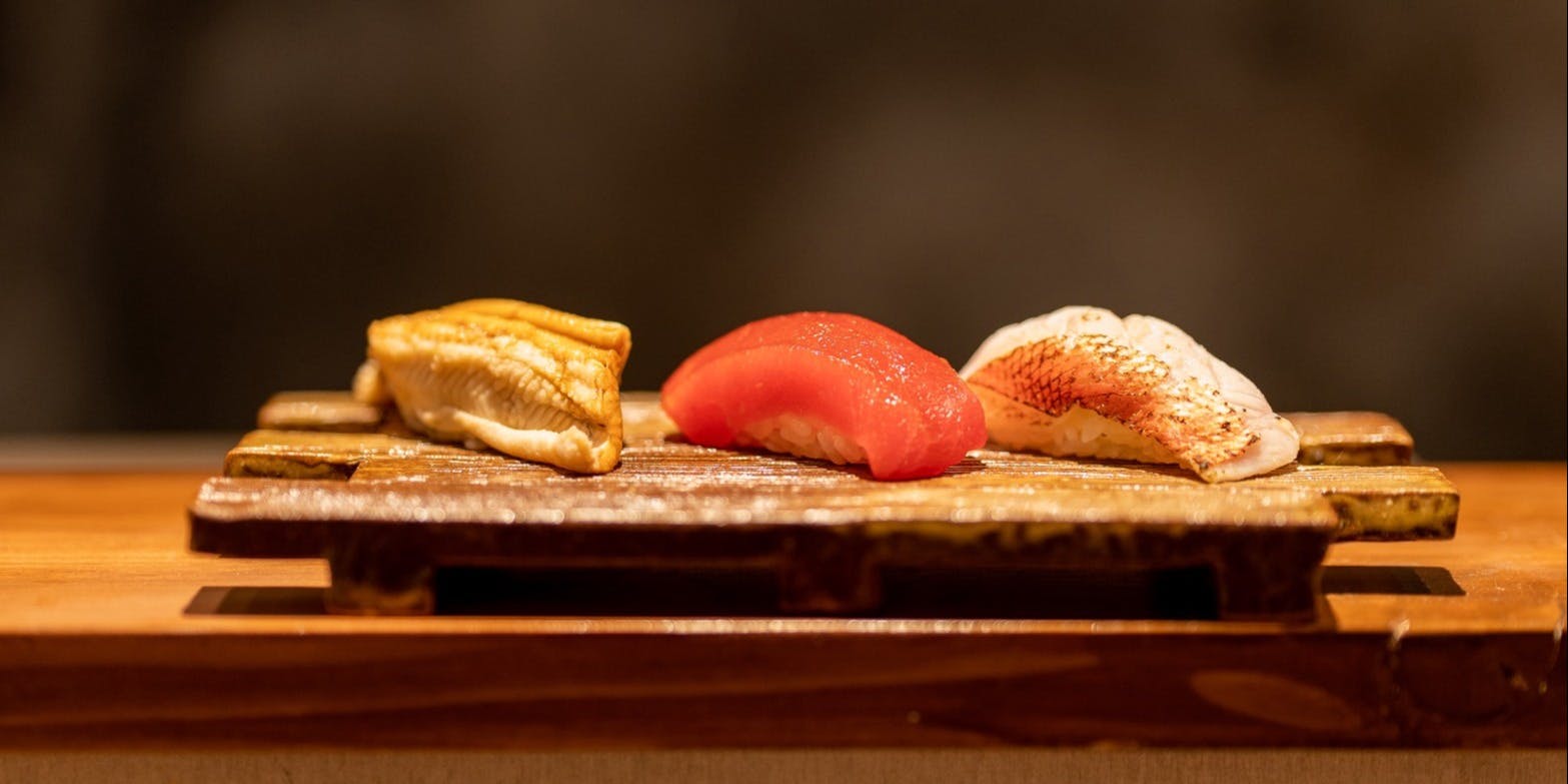 前菜から握り、締めの赤出汁まで。旬を味わい尽くす、渾身のおまかせコース