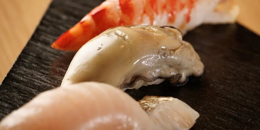 包括畅饮的【特上】推荐套餐。豪华食材包括蓝鳍金枪鱼、铁甲虾、鲍鱼等,共17道豪华菜品的特上计划。
