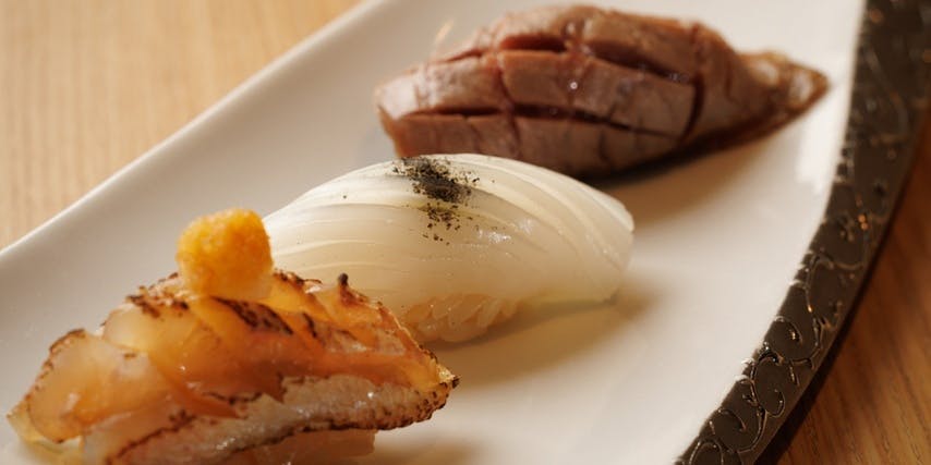 Omakase Course: Enjoy 17 exquisite dishes featuring rare cuts of premium bluefin tuna and carefully selected fresh fish shipped directly from the source.