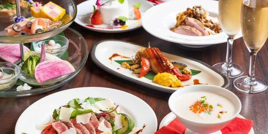 【Dinner】Creative Japanese cuisine featuring seared lean beef and eel, plus a sparkling wine toast and whole cake