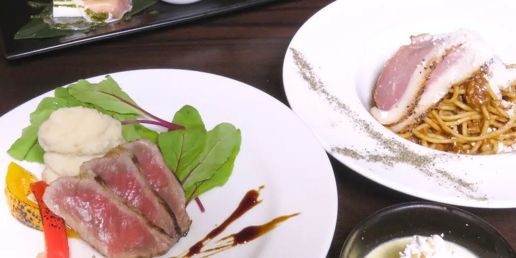 [Lunch] Four-course meal featuring exquisite dishes made with fresh seasonal ingredients and beef steak, plus an after-meal café