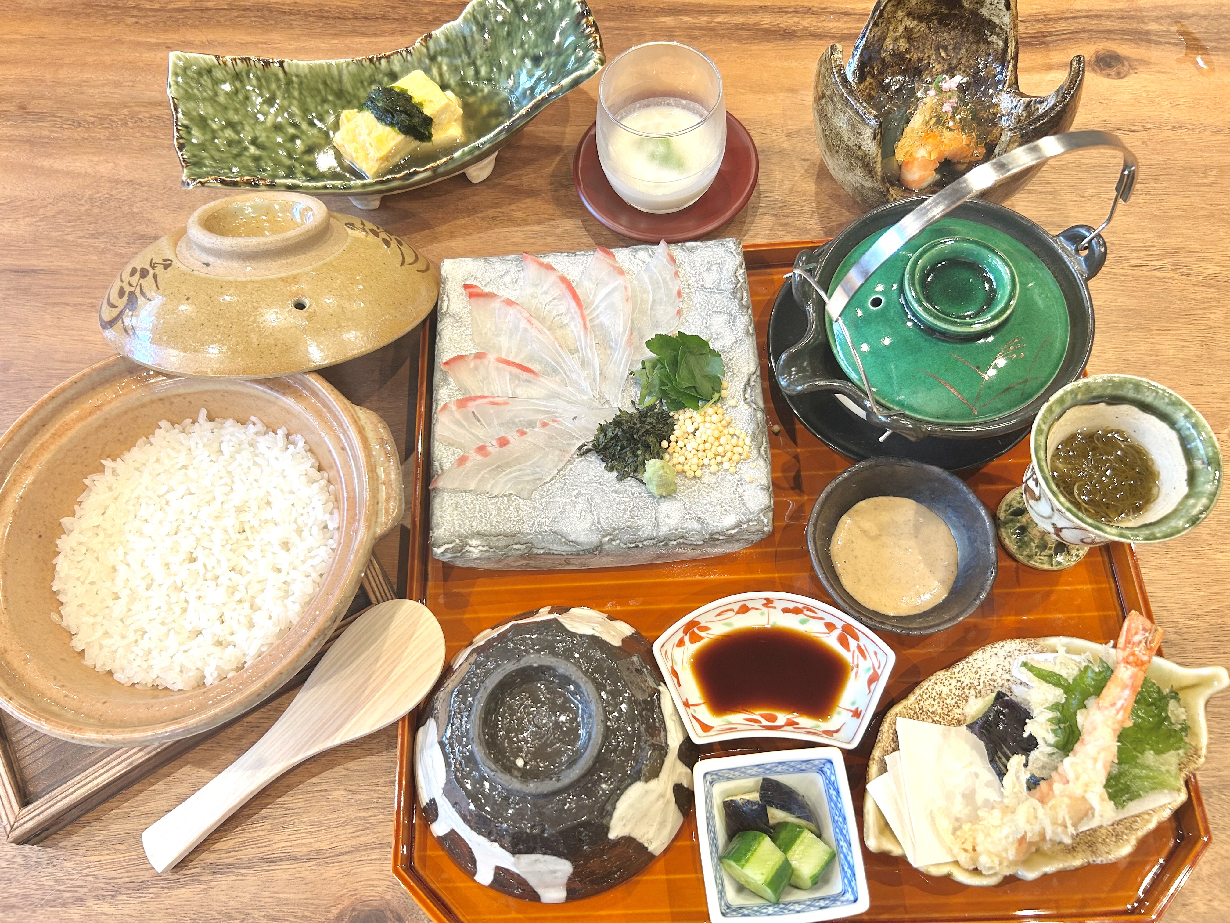 [Natural Red Sea Bream Ochazuke Set] Enjoy freshly cooked rice from an earthenware pot together with natural red sea bream.