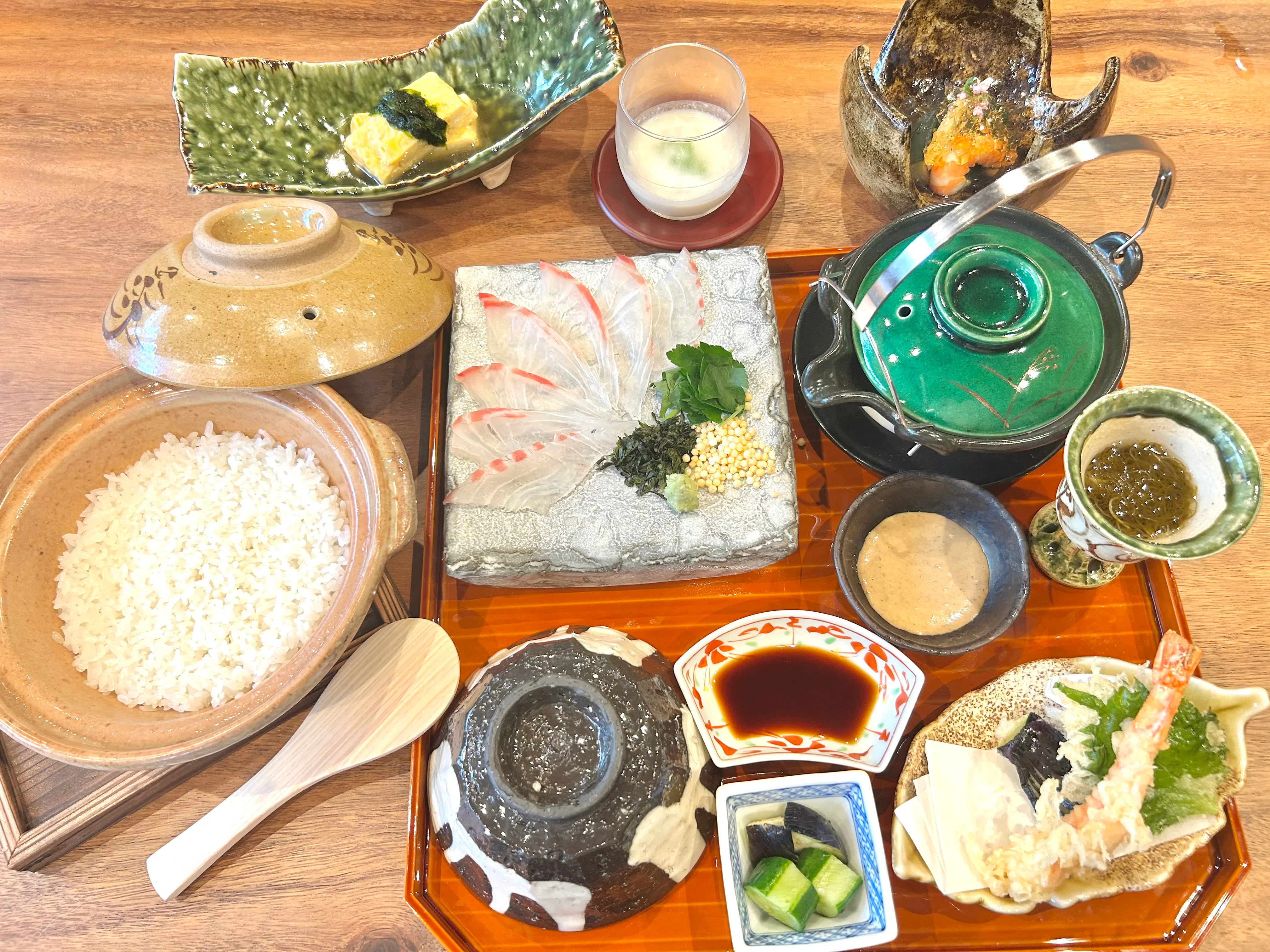 【天然真鯛茶漬け膳】炊き立て土鍋ご飯を天然真鯛と共に堪能。