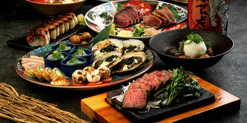 【黑潮套餐】附2小時無限暢飲 藁燒皿缽盛、國產和牛沙朗藁燒、藁燒鰻魚棒壽司等共13道菜