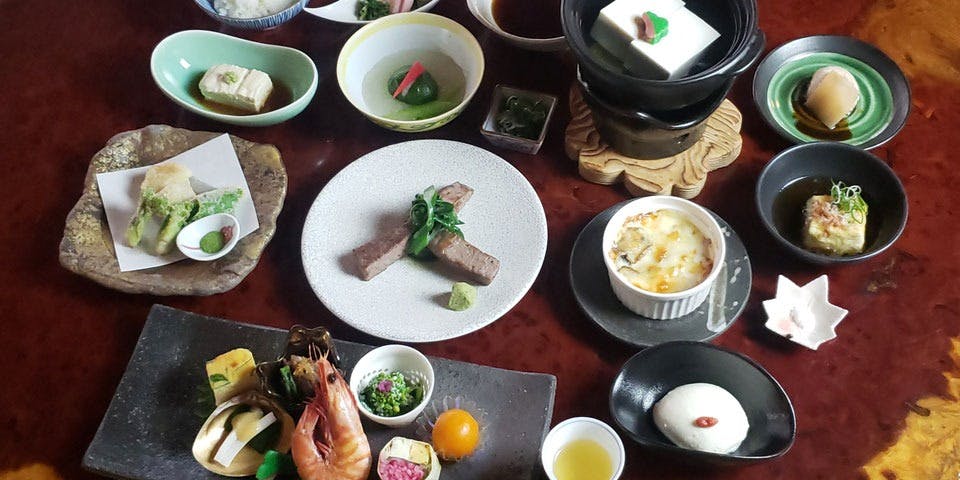 【昼席　松風（しょうふう）】先付け、八寸盛り、湯豆腐、和牛ミニステーキなど