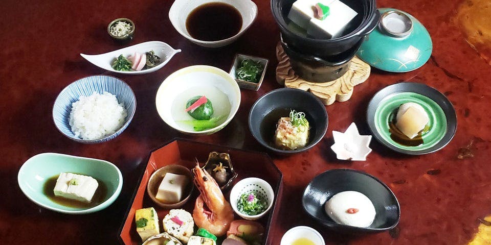 【昼席　松籟（しょうらい）】先付け 、八寸盛り、創作の一品、湯豆腐など