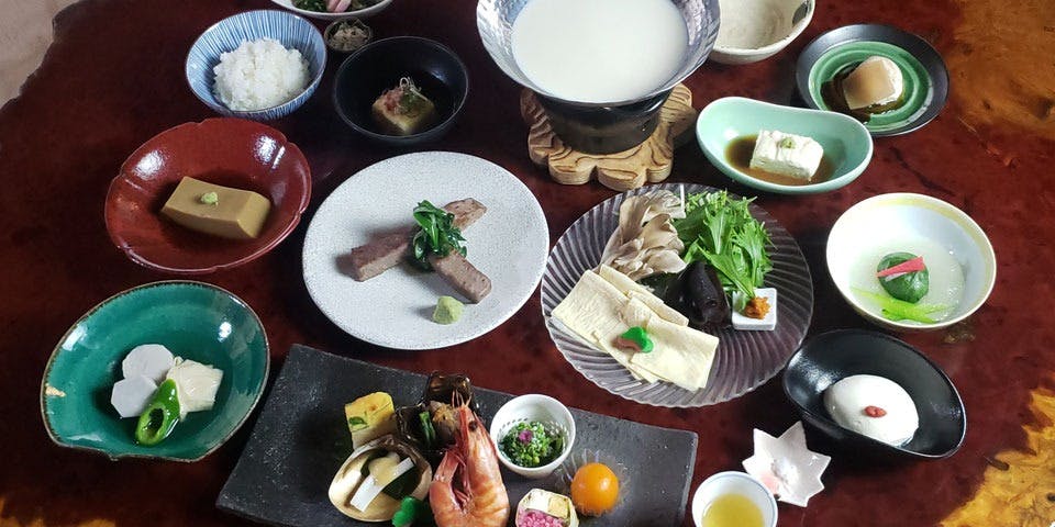 【夜席　松福（しょうふく）】先付け、八寸盛り、湯葉料理、湯葉のしゃぶしゃぶ、料理和牛ミニステーキなど