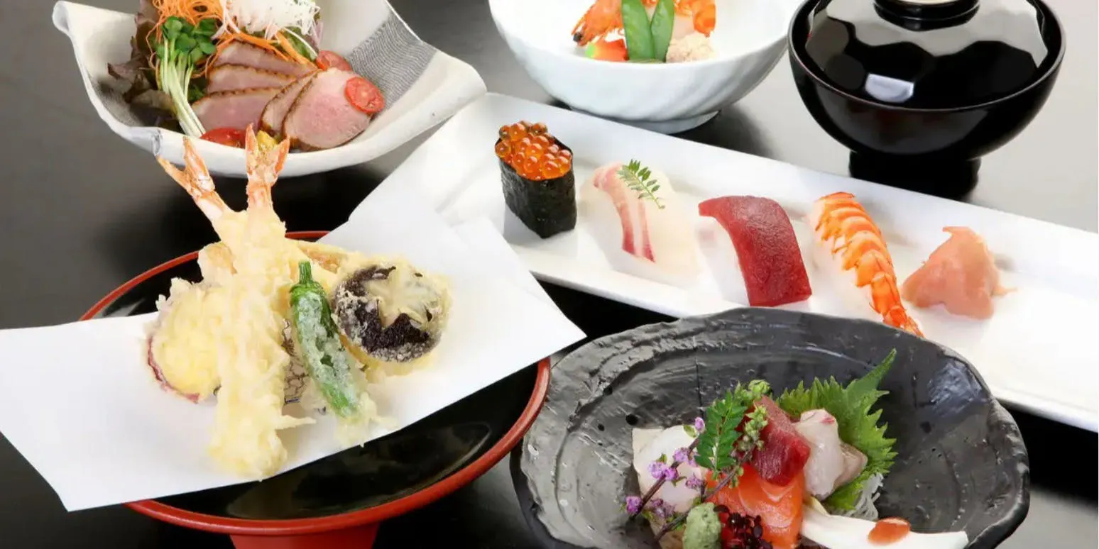 【こすもすーKOSUMOSUー】お造り、特撰牛のしゃぶしゃぶ、蒸しもの、おすしなど全8品