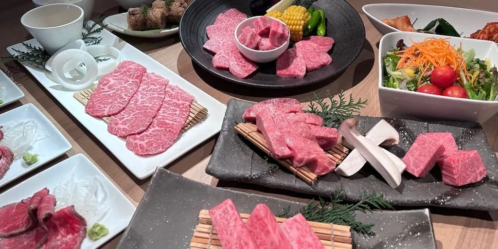 【7,500円특별 코스】특선 두껍게 썬 설로인, 두껍게 썬 우설과 와규 깍둑썰기 안심 등 총 9품