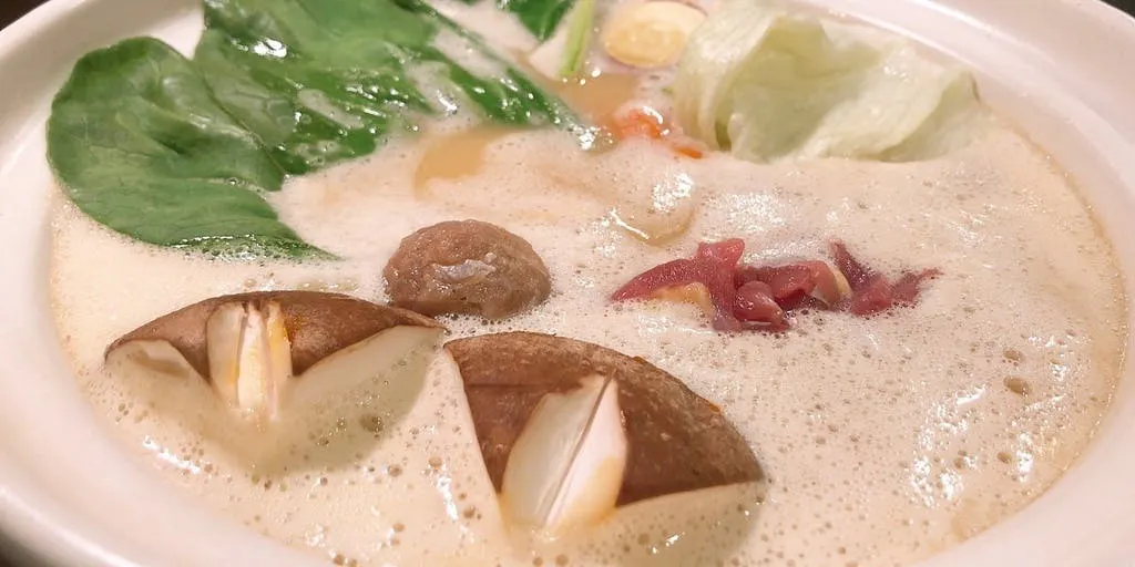 【地鶏 濃厚白湯スープ鍋コース】地鶏お造り盛り合わせ、〆ものなど全5品