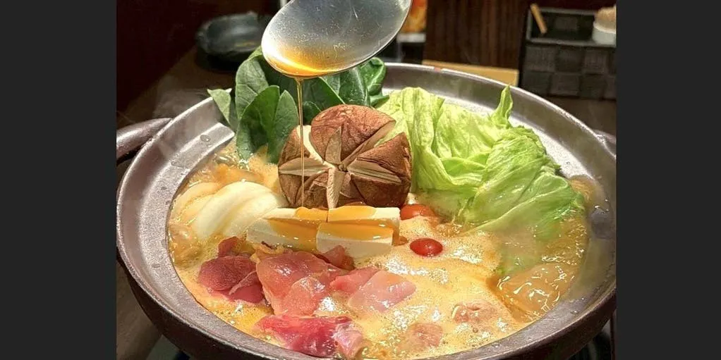 【地鶏 濃厚エビ白湯鍋コース】地鶏お造り盛り合わせ、〆ものなど全5品