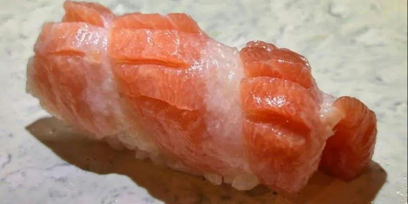 [Omakase Course] 10 to 12 pieces of traditional Edomae nigiri sushi, along with seasonal sake accompaniments and à la carte dishes