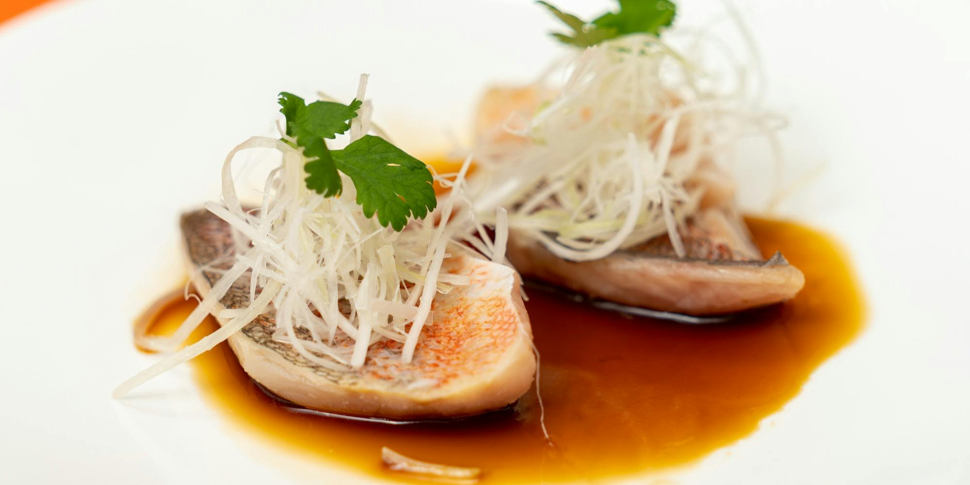 【白龙席】鱼翅汤、大虾、肉类料理、甜点拼盘等共8道菜