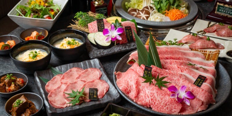 【烤肉和寿喜烧/ 龙王套餐】3种顶级近江牛和寿喜烧、冷涮沙拉、菲力牛排、烤鲍鱼等
