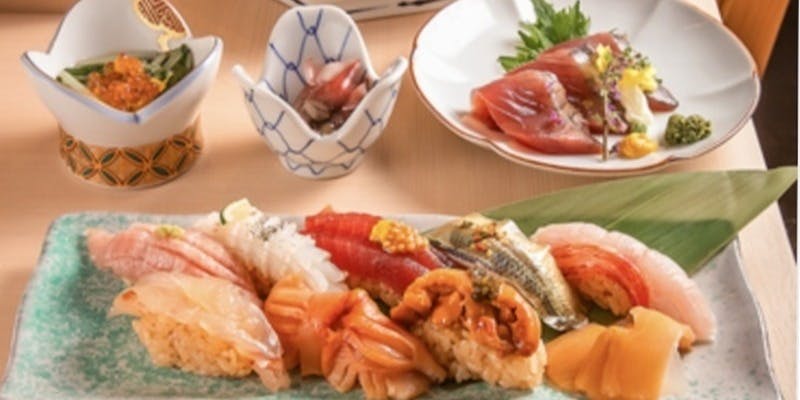 [Seasonal Course] A seasonal sushi course featuring alternating seasonal delicacies and nigiri for a true taste of the season