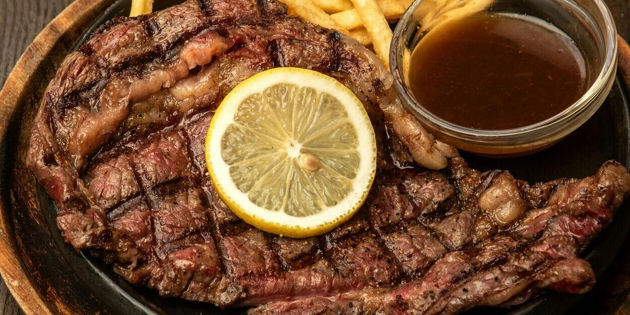 【PREMIUM 全7道】尽享AUS肋眼牛排与特制熏制料理的顶级豪华套餐＋42种饮品2小时无限畅饮