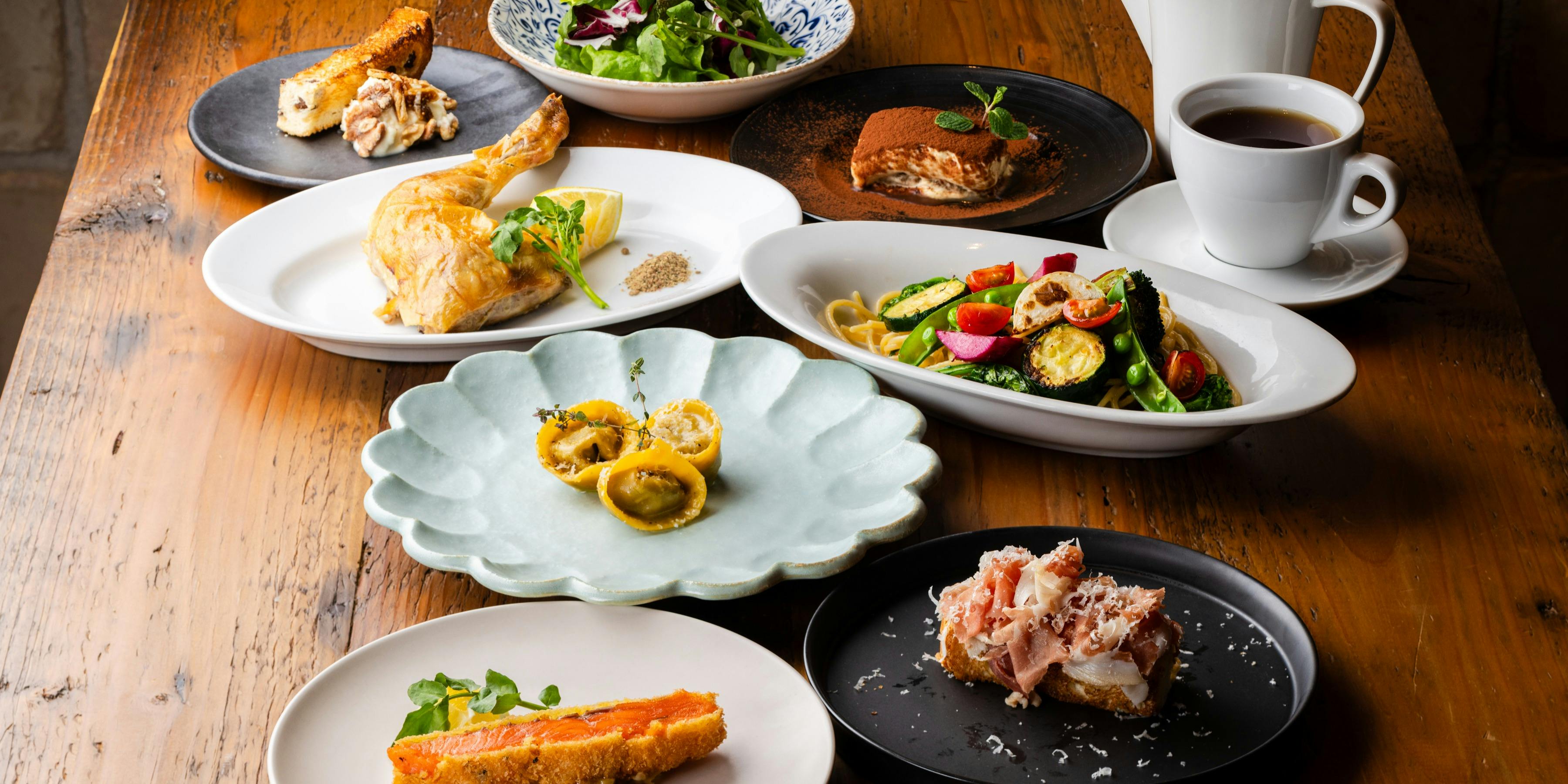 【DINNER COURSE】前菜、鮭魚的生粉炸、名物旋轉烤雞等共9道菜