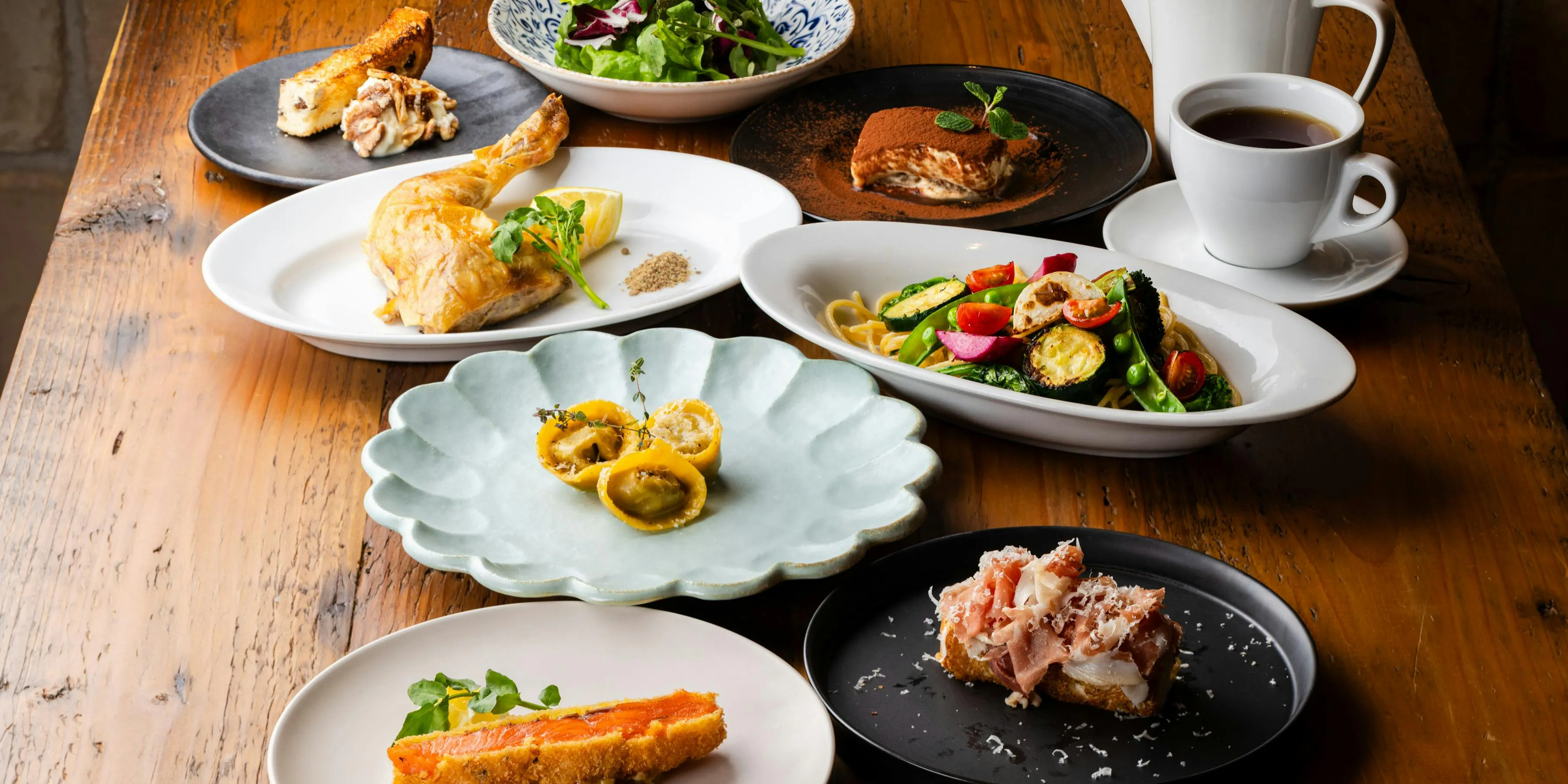 【DINNER COURSE】前菜、鮭魚的生粉炸、名物旋轉烤雞等共9道菜