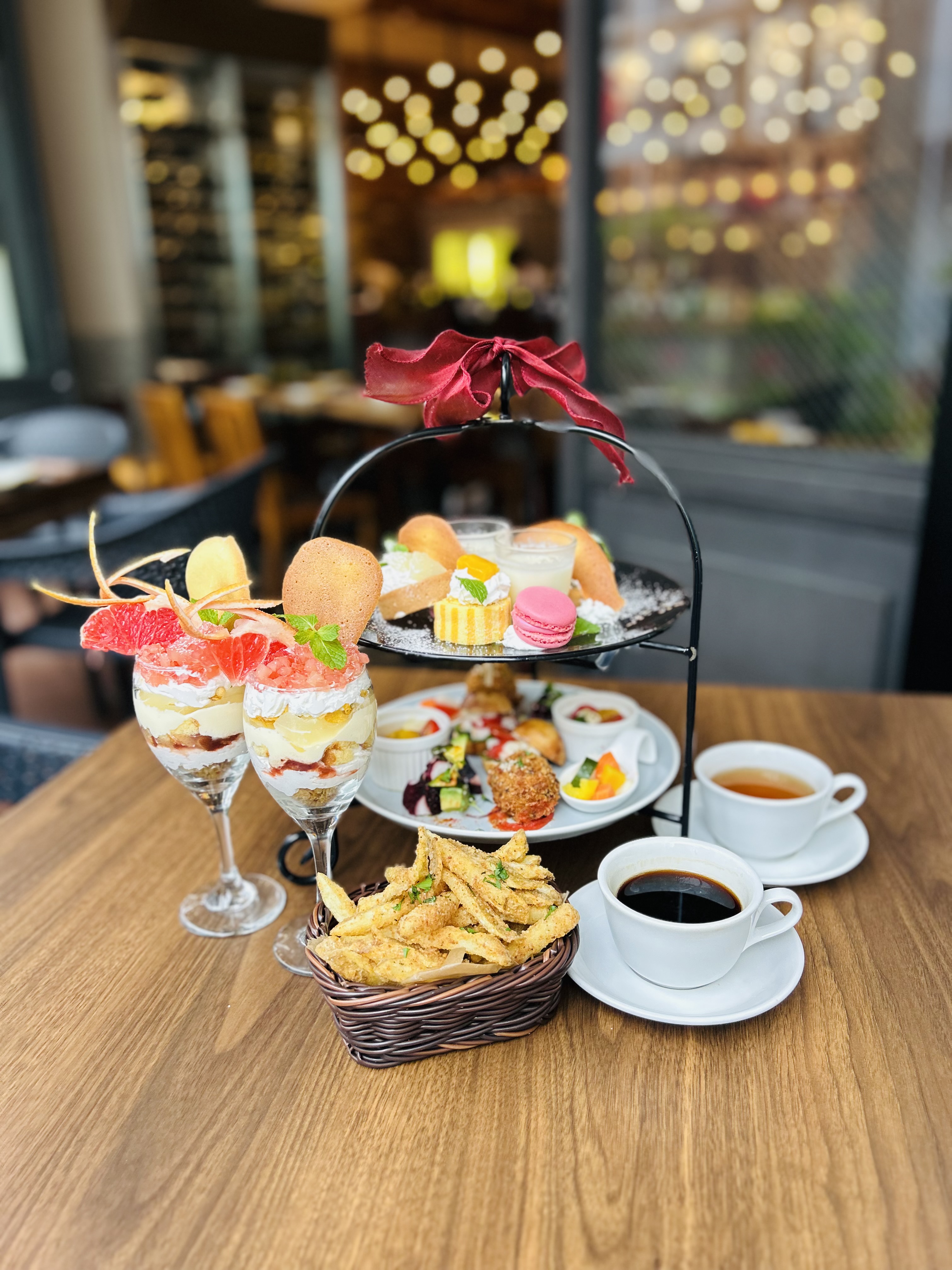 【トロピカルフルーツのスペシャルアフタヌーンティー】トロピカルフルーツのスイーツやセイボリー10種＋パフェ付き＋カフェフリー