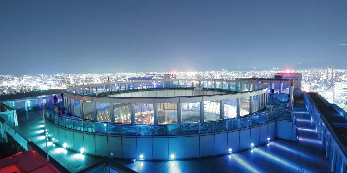 【 梅田スカイビル空中庭园展望台入场券付き / SORA - 空 -】 (一般席) 打造晚餐后也能继续享受乐趣的成熟优雅约会方案! 用餐后,请于梅田スカイビル空中庭园展望台悠闲欣赏大阪的夜景!