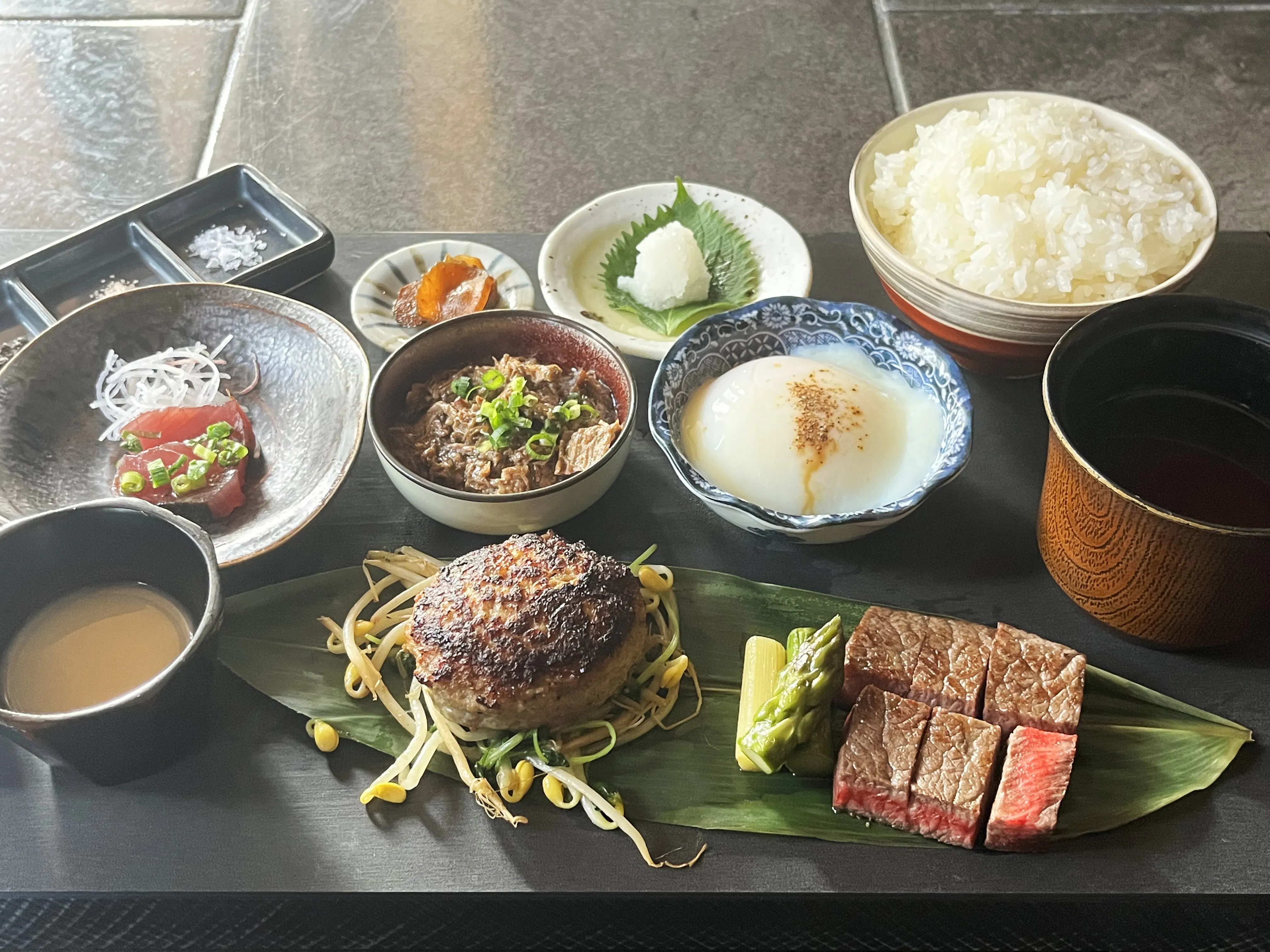 【彩色御膳】美明猪肉汉堡排100g与黑毛和牛骰子牛排60g(全7品)