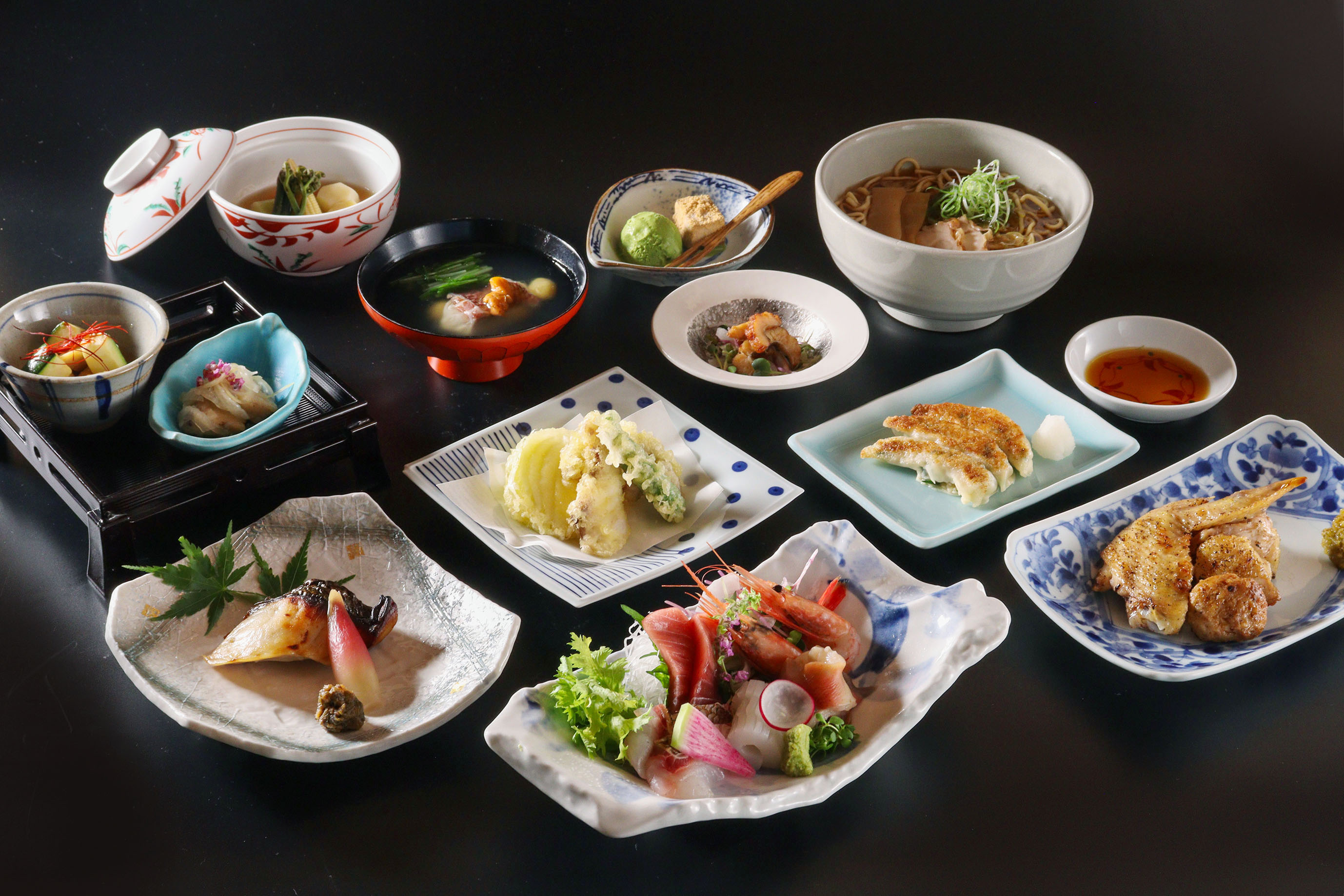 [Seasonal Garden Kaiseki] A total of 10 dishes including a platter of three types of local chicken, tempura, and a platter of three types of local fish