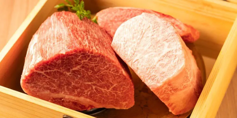 【肉寿司8貫と肴コース】生肉寿司と5等級黒毛和牛を炙肉寿司など【飲み放題追加可能】