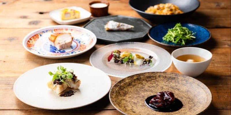 【翡翠 HISUI】ブリル飯店の名物料理を楽しめる贅沢コース　全10品