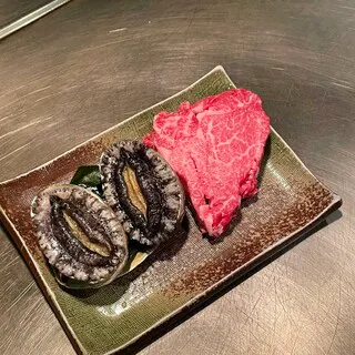 迷你牛排和鲍鱼