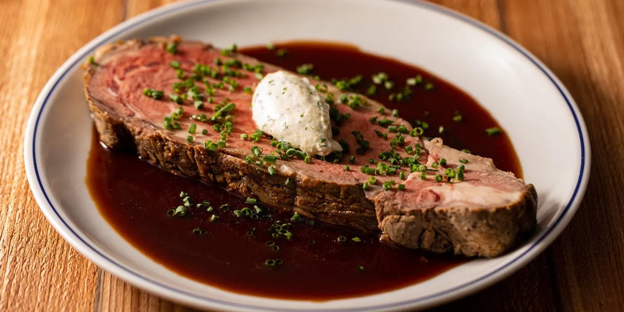 Luxurious Lunch: Enjoy all-you-can-eat salad and curry! The main feature is thick-cut roast beef.