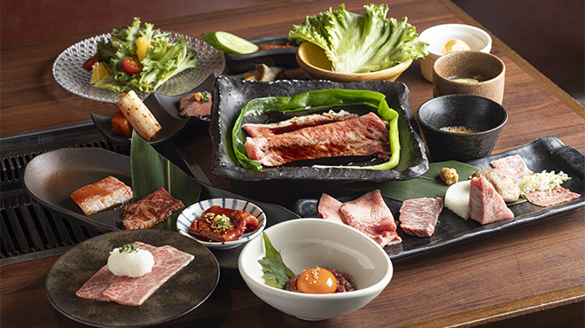 【新！极致套餐】除10月起加入常规菜单外，还可享用近江牛「生拌牛肉」以及优质和牛。