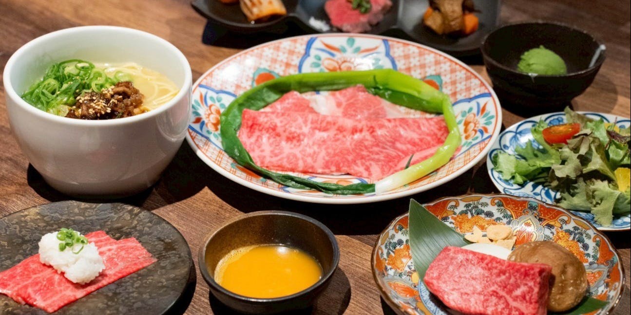 【和牛高级套餐】截至9月底。此套餐可让您从前菜的肉寿司开始，直到烤肉后的收尾，自制和牛拉面，尽享和牛美味。