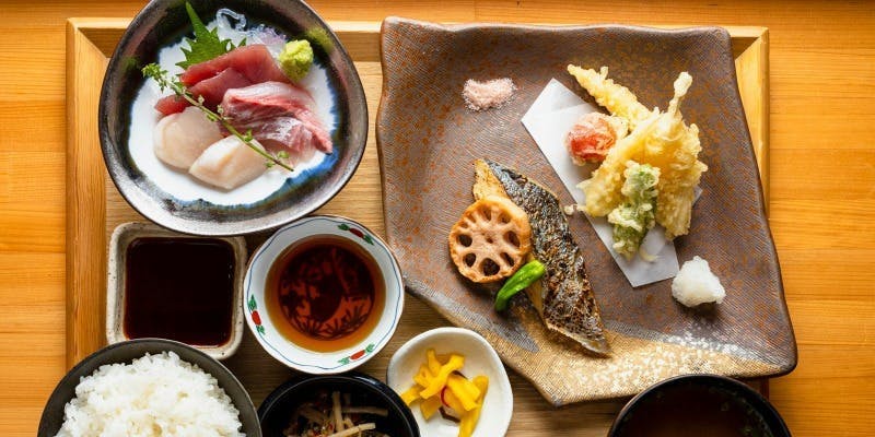 [Special Hospitality Gozen] A dining plan featuring sashimi, tempura, and saikyo-yaki