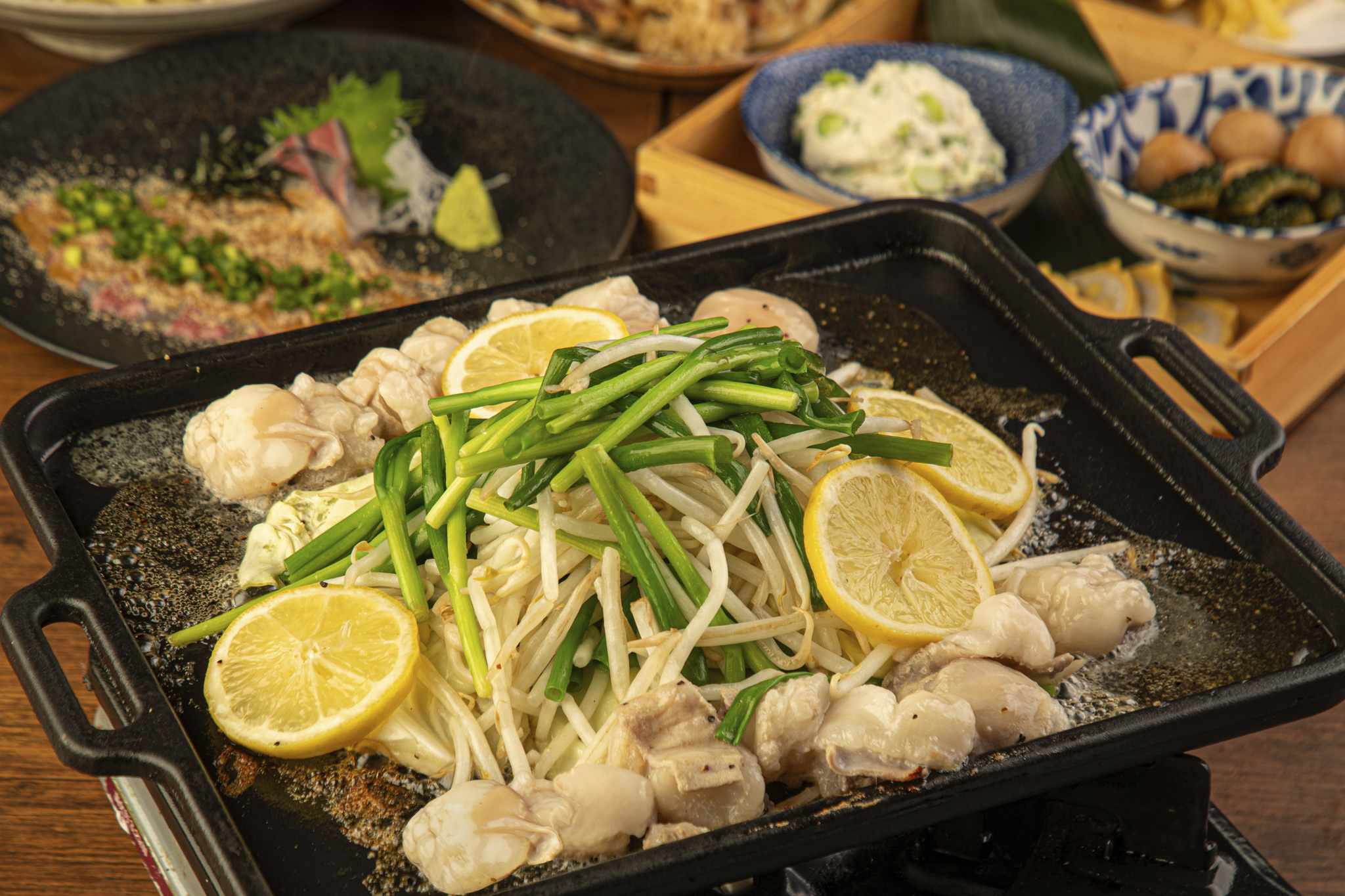 [Ikebukuro Exclusive] Kyushu Kurodaiko Casual Course: Choose Your Main of Hakata Motsunabe or Lemon-Scented Grilled Beef Offal on an Iron Plate, plus Sesame Yellowtail and 8 Dishes in Total, with 2 Hours of All-You-Can-Drink for 4,000円