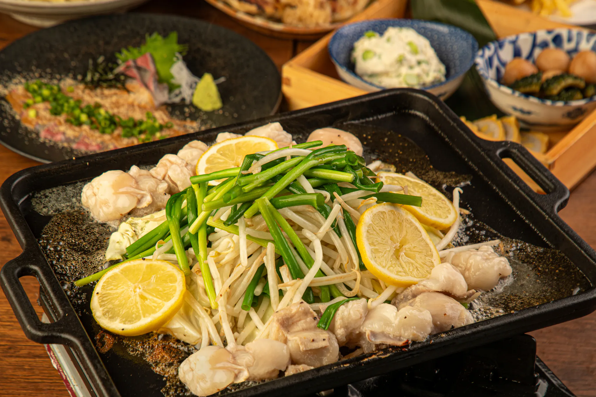 [Ikebukuro Exclusive] Kyushu Kurodaiko Casual Course: Choose Your Main of Hakata Motsunabe or Lemon-Scented Grilled Beef Offal on an Iron Plate, plus Sesame Yellowtail and 8 Dishes in Total, with 2 Hours of All-You-Can-Drink for 4,000円