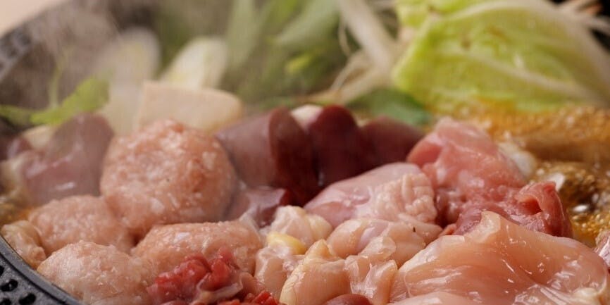 炭火烤雞肉串、雞肉丸佐蘿蔔泥芡汁、雞高湯醬油鍋等共8道菜