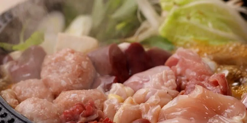 炭火烤雞肉串、雞肉丸佐蘿蔔泥芡汁、雞高湯醬油鍋等共8道菜