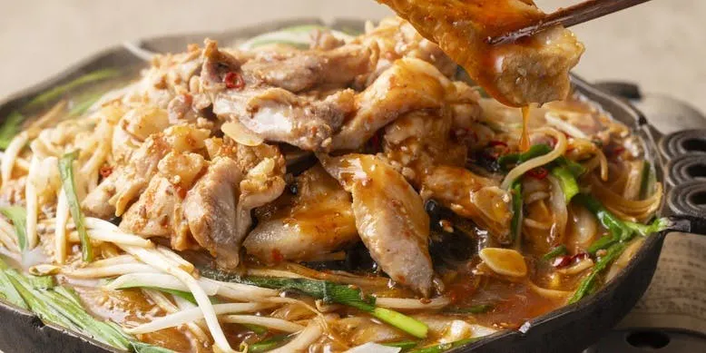 名物腹黒焼きや炭火焼鳥、低温調理の葱だれレバーなど全9品
