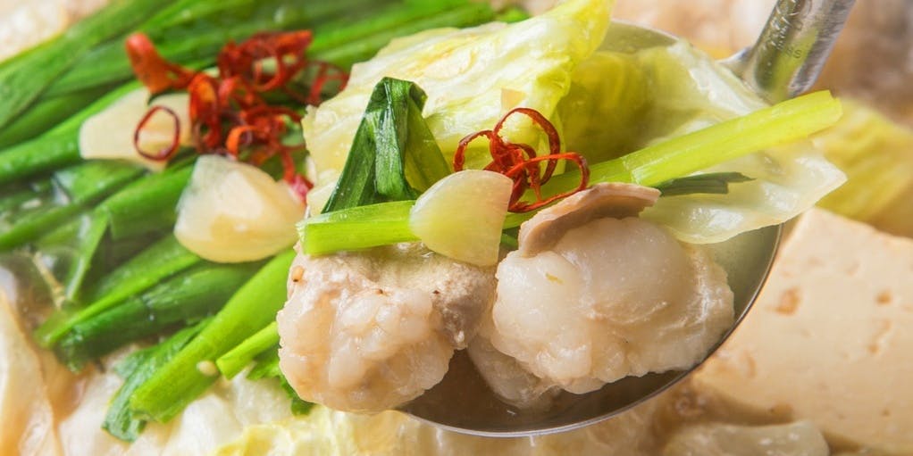 名物國產牛內臟鍋、炭火烤雞肉串、低溫烹調肉刺身等共11道菜品