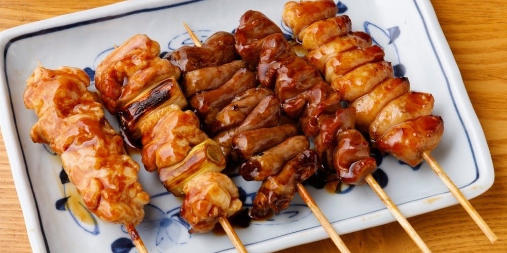 招牌腹黑燒、炭火燒鳥、低溫烹調的蔥醬肝等共9道菜