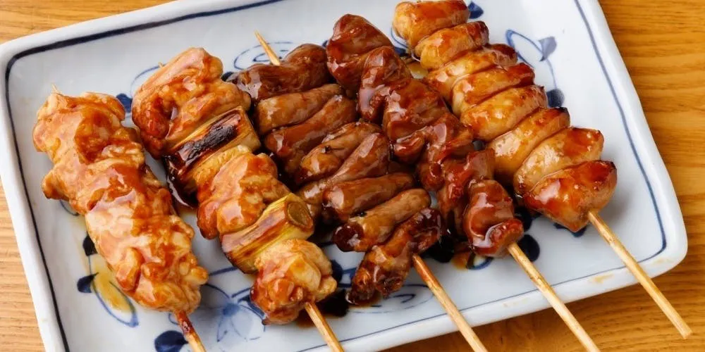 招牌腹黑燒、炭火燒鳥、低溫烹調的蔥醬肝等共9道菜