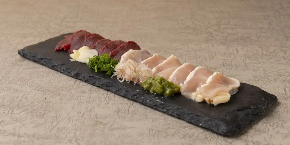 招牌國產牛內臟鍋、炭火烤雞肉串、肉刺身拼盤等共12道菜