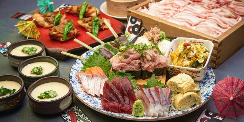 Enjoy 10 popular Kyomachiya dishes including bamboo steamer pork and beef, and assorted sawachi-style platters.