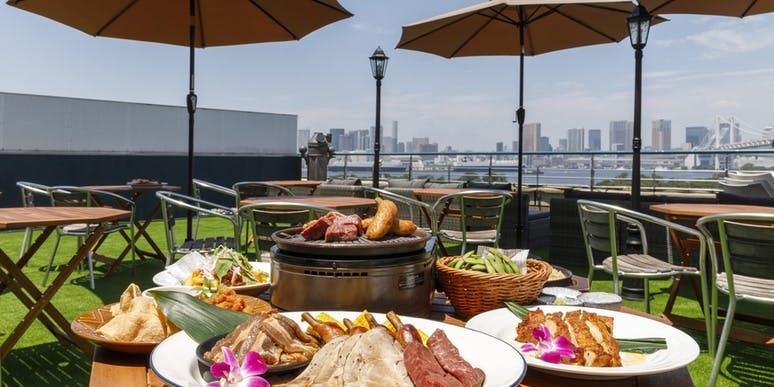 【도쿄만을 한눈에 조망】스탠더드 BBQ 세트★소고기·돼지고기·닭고기의 엄선된 고기와 필라프 등 총 6접시+셀프 바 2시간 음료 무제한(테라스석 한정)