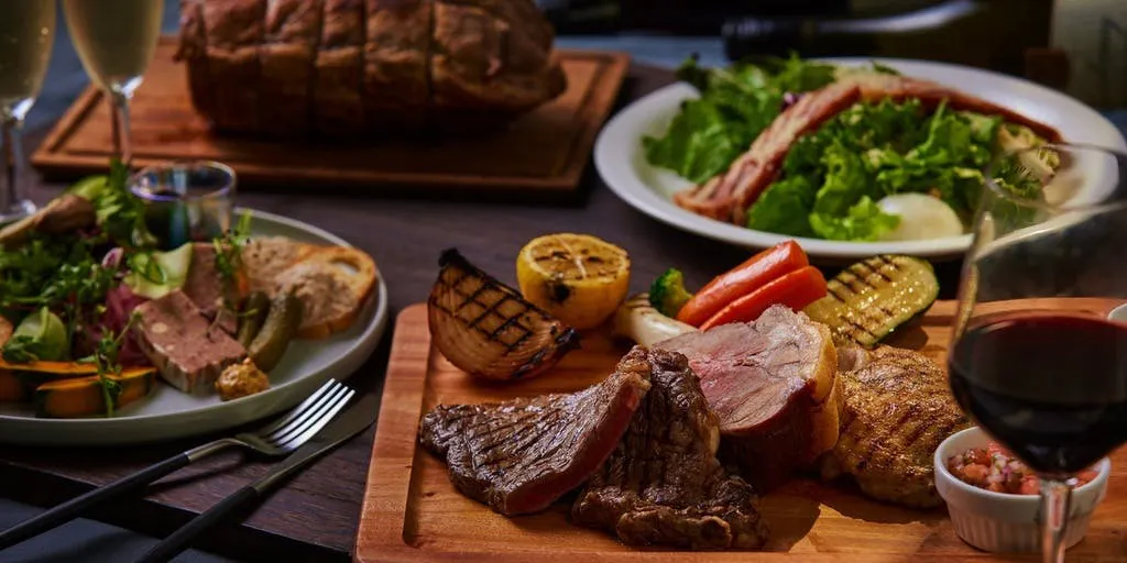 【貸切:ビール付き飲み放題】牛肩もも肉のステーキがメイン!