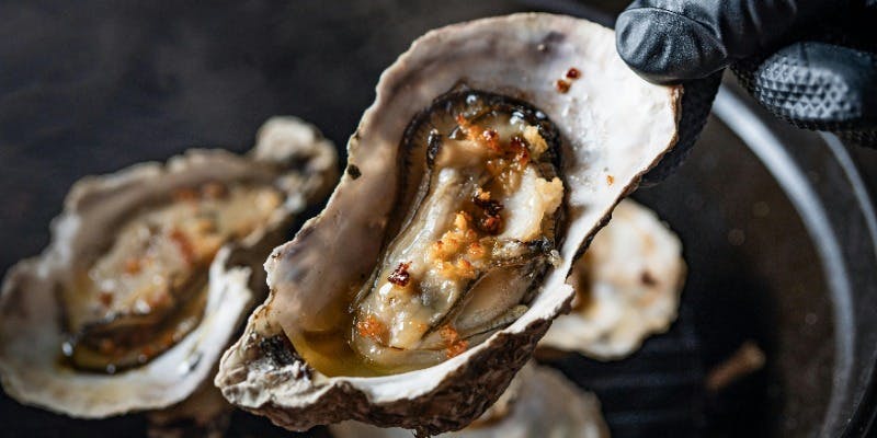 [Course S] 8-course separate-serving menu featuring red wine-braised beef cheeks and straw-grilled oysters