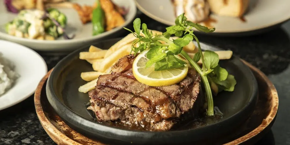 【LUNCH】 Prefix Plan: Choice of Main Course with 3 Courses in Total + 3 Hours of Free-Flow Drinks Included